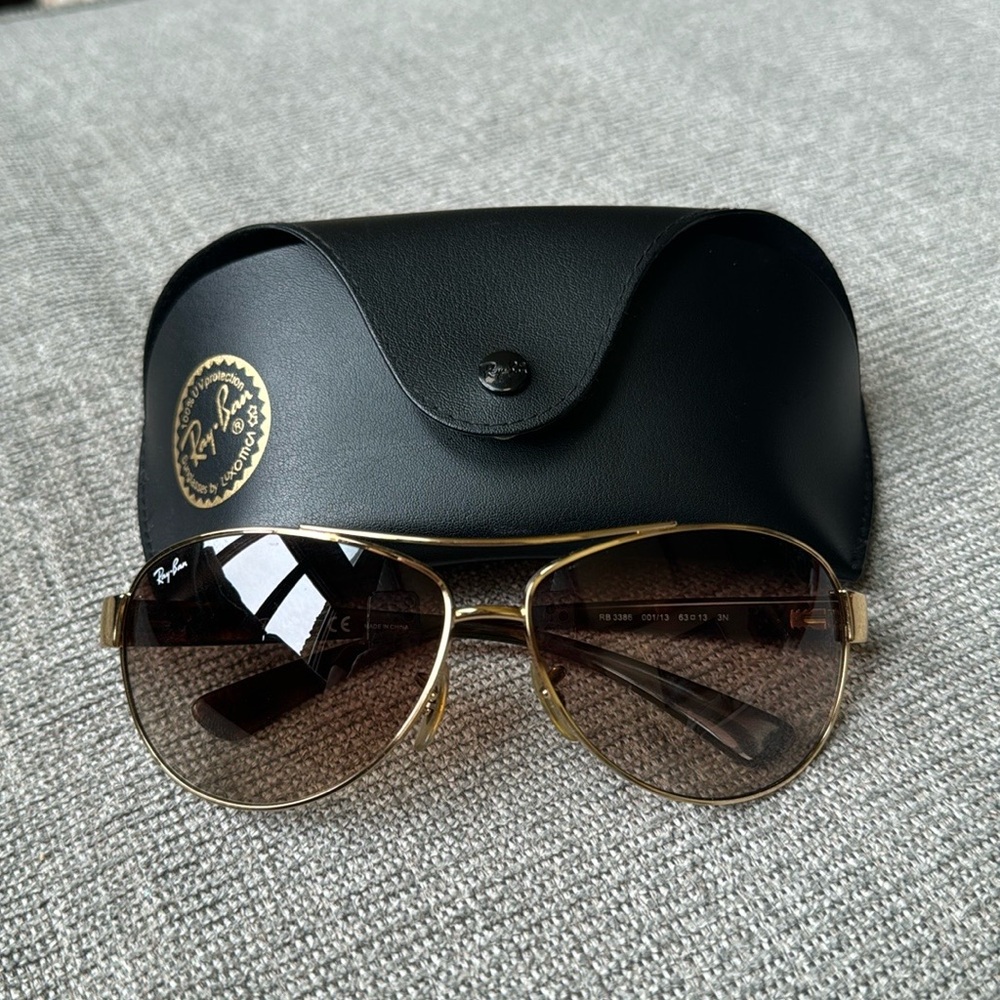 Like new Women’s Ray-Ban Aviator style sunglasses